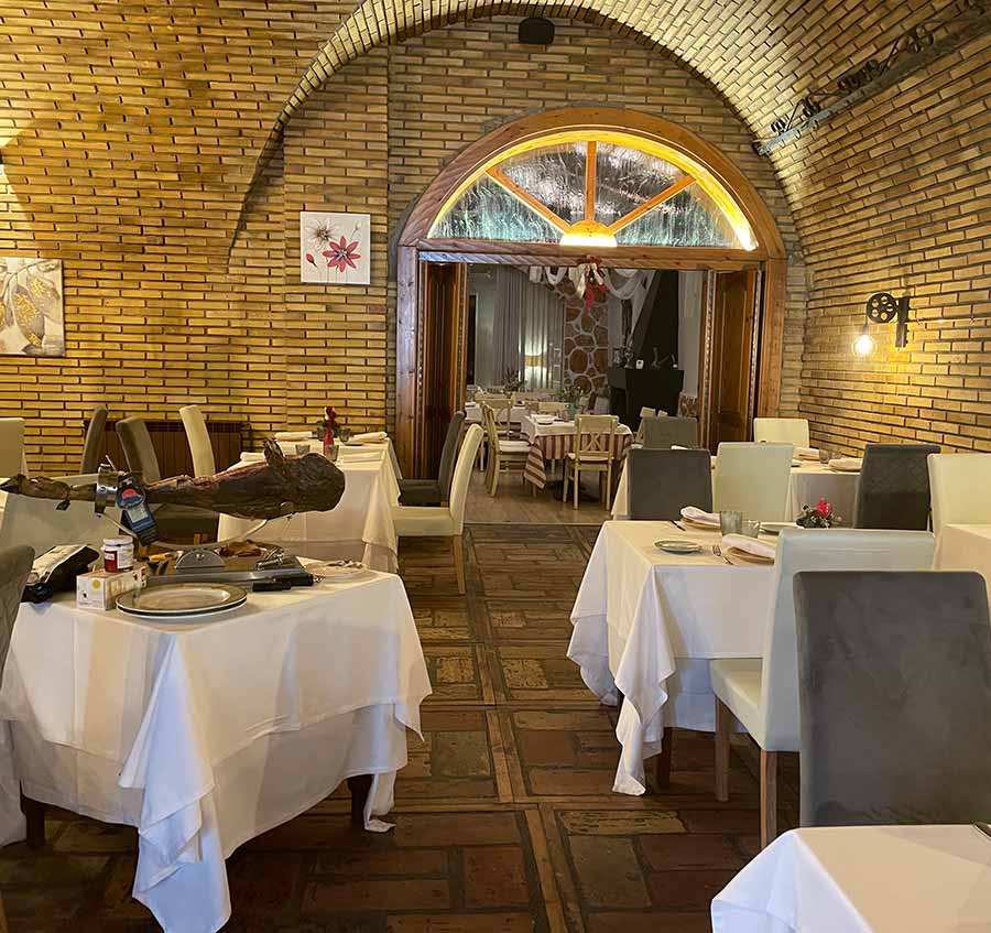 La Masía De Monzón interior de restaurante